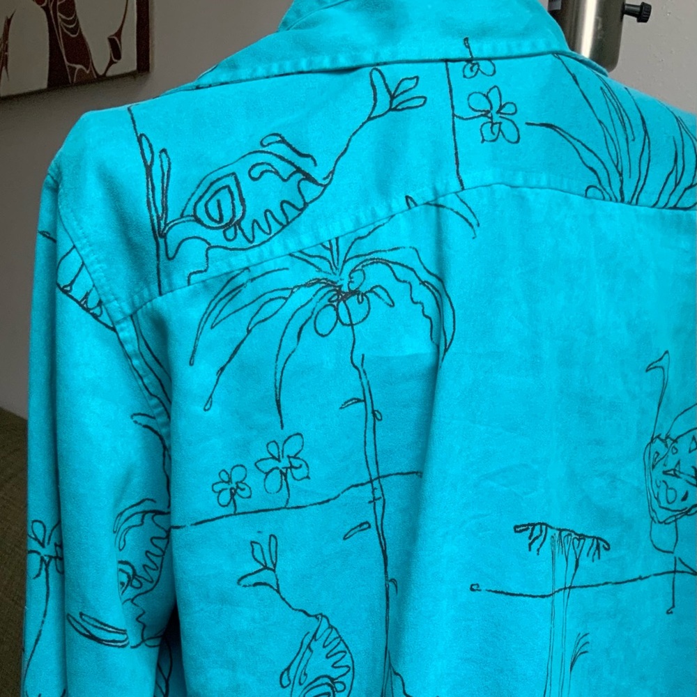 LINE DRAWN DETAILED BUTTON DOWN